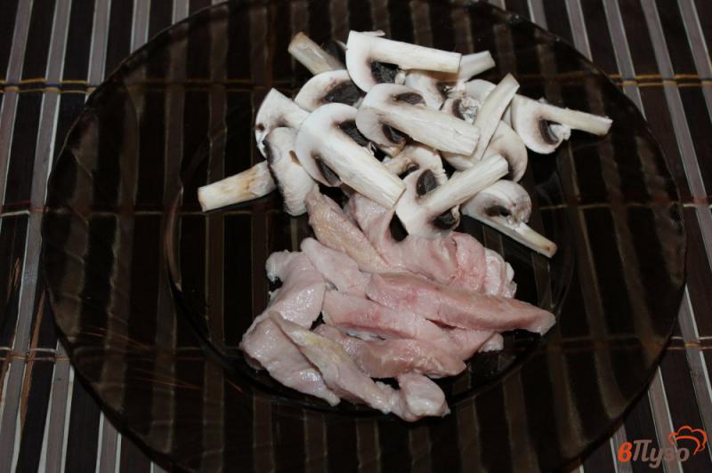 Фото приготовление рецепта: Салат с жареной свининой, грибами и оливками шаг №2
