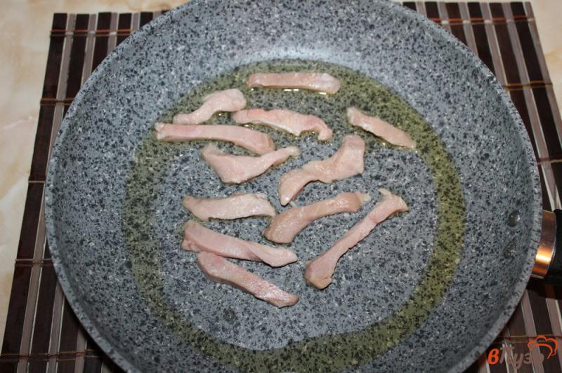Фото приготовление рецепта: Салат с жареной свининой, грибами и оливками шаг №3