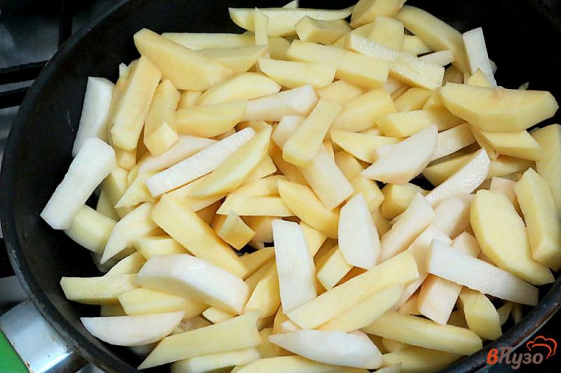 Фото приготовление рецепта: Картофель жареный со сметанно-горчичным соусом шаг №4