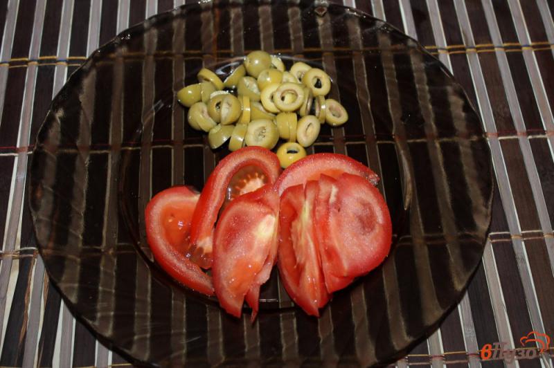 Фото приготовление рецепта: Салат с жареной свининой, грибами и оливками шаг №5