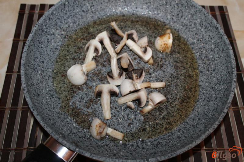 Фото приготовление рецепта: Салат с жареной свининой, грибами и оливками шаг №4