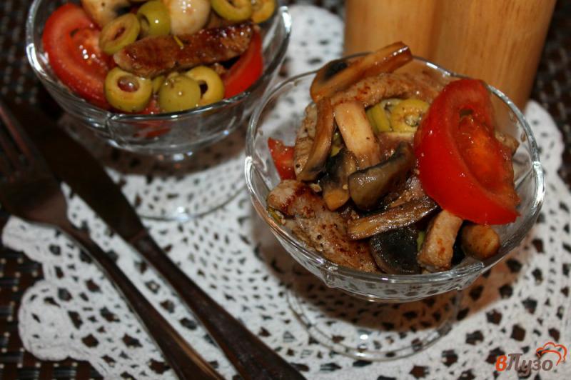 Фото приготовление рецепта: Салат с жареной свининой, грибами и оливками шаг №8