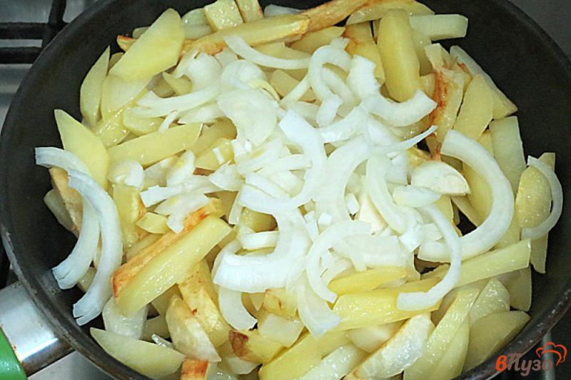 Фото приготовление рецепта: Картофель жареный со сметанно-горчичным соусом шаг №6
