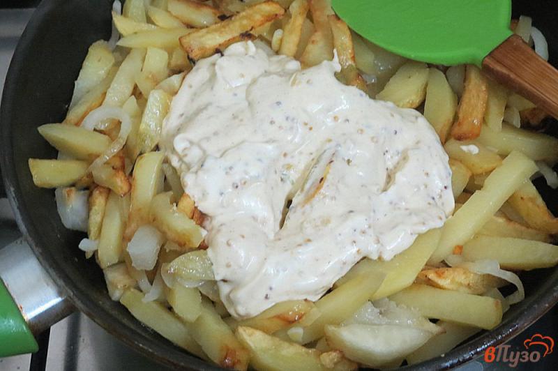 Фото приготовление рецепта: Картофель жареный со сметанно-горчичным соусом шаг №7