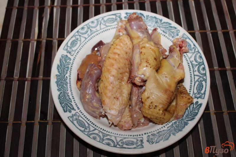 Фото приготовление рецепта: Куриные крылья и шейки с помидорами и перцем в томатно - сметанном соусе шаг №1