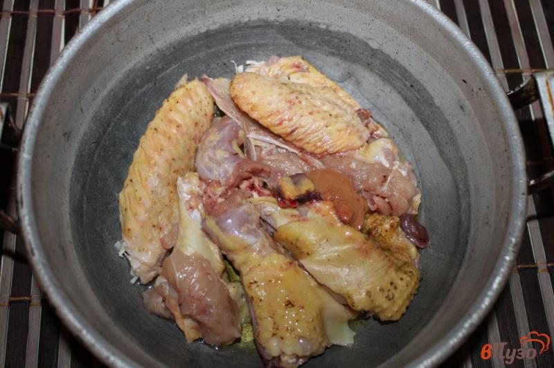 Фото приготовление рецепта: Куриные крылья и шейки с помидорами и перцем в томатно - сметанном соусе шаг №2
