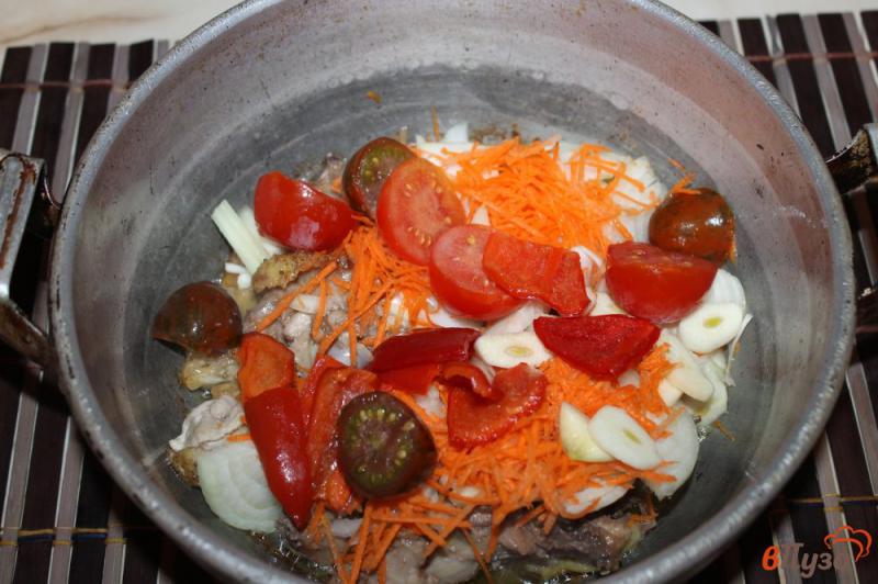 Фото приготовление рецепта: Куриные крылья и шейки с помидорами и перцем в томатно - сметанном соусе шаг №4