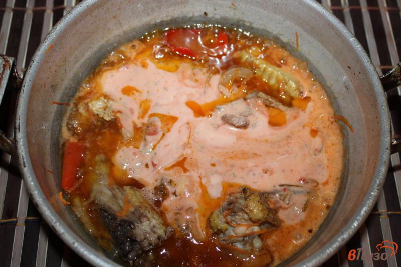Фото приготовление рецепта: Куриные крылья и шейки с помидорами и перцем в томатно - сметанном соусе шаг №6