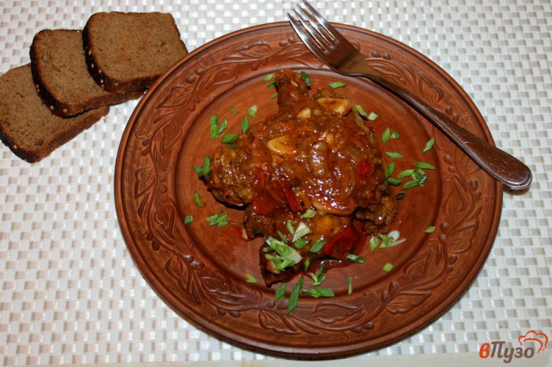 Фото приготовление рецепта: Куриные крылья и шейки с помидорами и перцем в томатно - сметанном соусе шаг №7