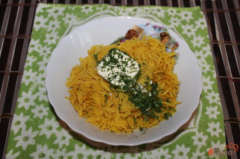 Фото приготовление рецепта: Рис с карри, чесноком и сливочным маслом шаг №5