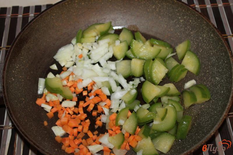 Фото приготовление рецепта: Макаронная запеканка с кабачком в сливочно - яичной заливке шаг №2
