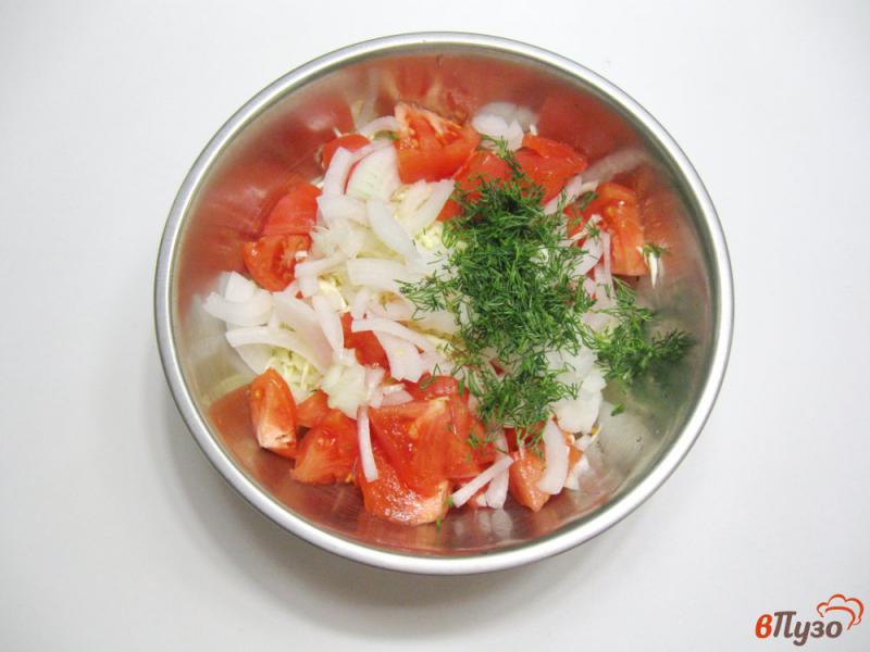 Фото приготовление рецепта: Салат с капустой и помидором шаг №4