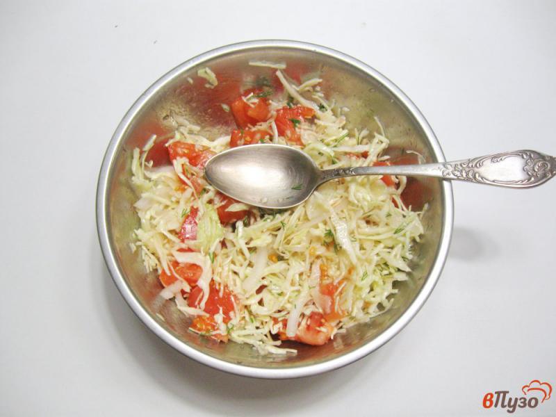 Фото приготовление рецепта: Салат с капустой и помидором шаг №5