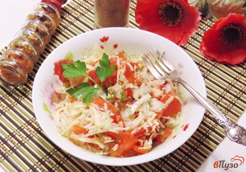 Фото приготовление рецепта: Салат с капустой и помидором шаг №6