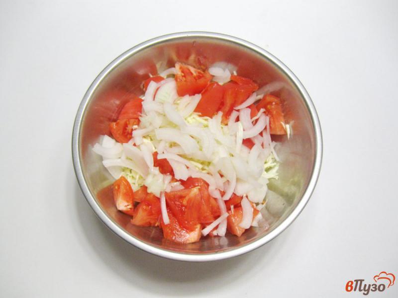 Фото приготовление рецепта: Салат с капустой и помидором шаг №3