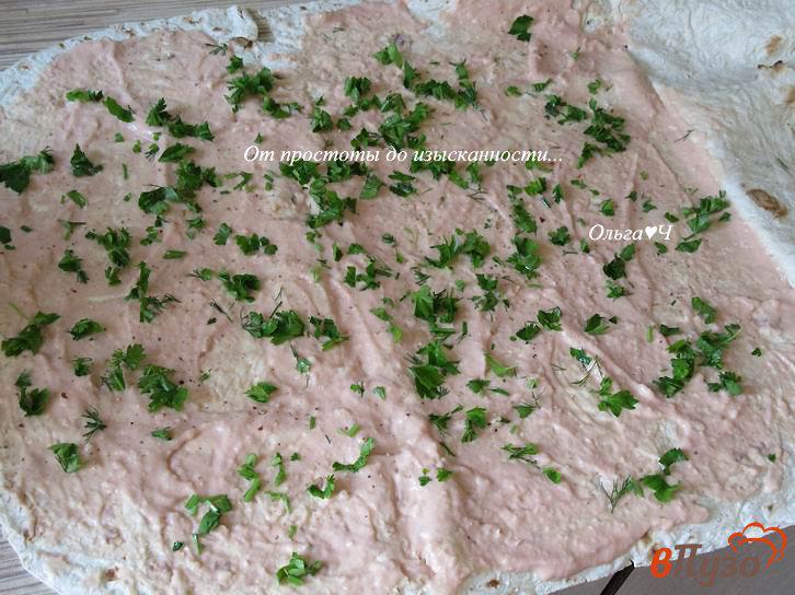 Фото приготовление рецепта: Рулет из лаваша с фасолью, томатом и зеленью шаг №4