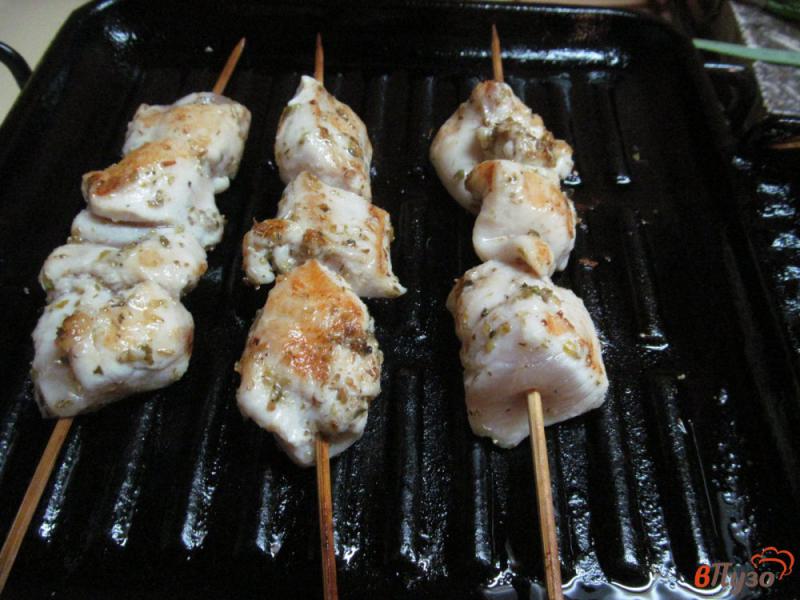 Фото приготовление рецепта: Шашлык из курицы с салатом сальса шаг №3