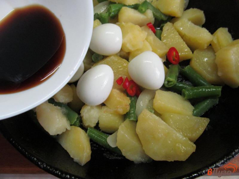 Фото приготовление рецепта: Теплый салат с картофелем фасолью и яйцом шаг №5