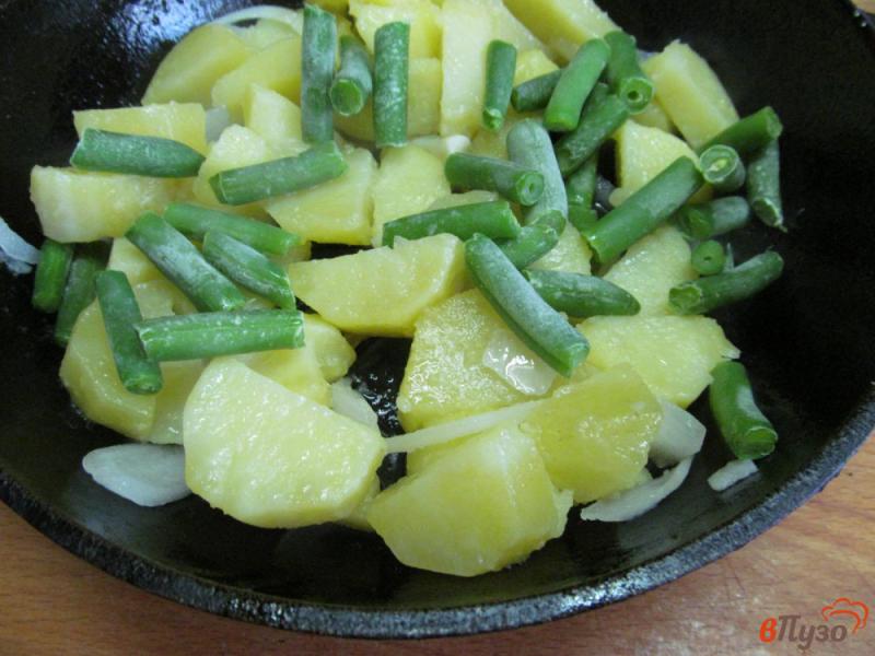 Фото приготовление рецепта: Теплый салат с картофелем фасолью и яйцом шаг №3