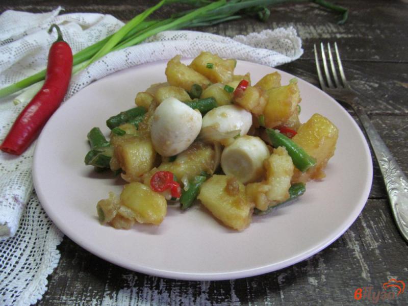 Фото приготовление рецепта: Теплый салат с картофелем фасолью и яйцом шаг №7