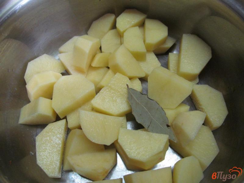 Фото приготовление рецепта: Теплый салат с картофелем фасолью и яйцом шаг №1