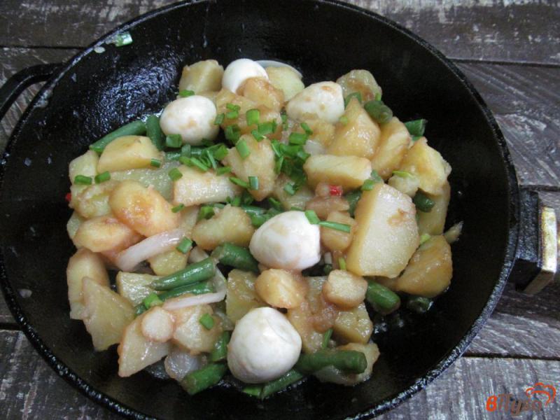 Фото приготовление рецепта: Теплый салат с картофелем фасолью и яйцом шаг №6