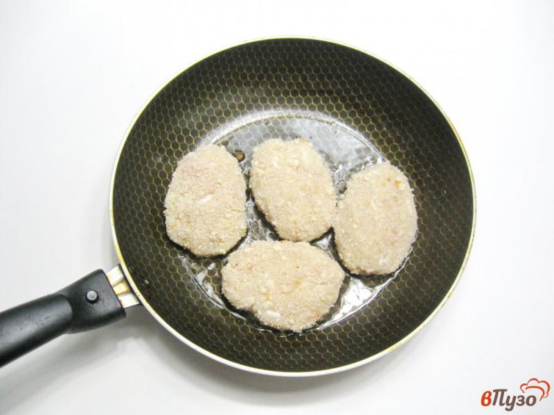 Фото приготовление рецепта: Куриные котлеты с яблоками и вареным яйцом шаг №4