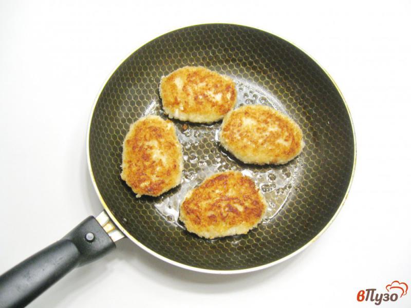 Фото приготовление рецепта: Куриные котлеты с яблоками и вареным яйцом шаг №5