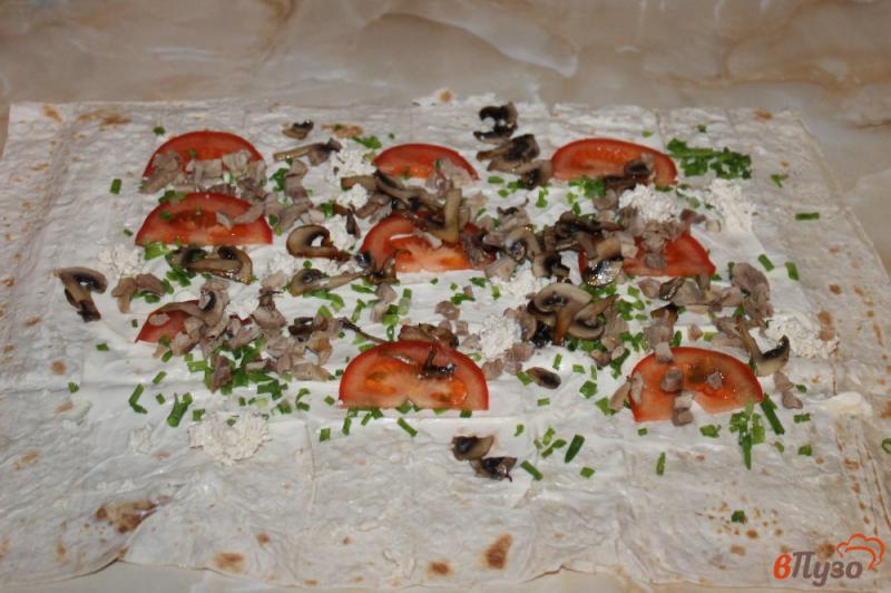 Фото приготовление рецепта: Закусочный рулет из лаваша с курицей, помидорами и грибами шаг №4