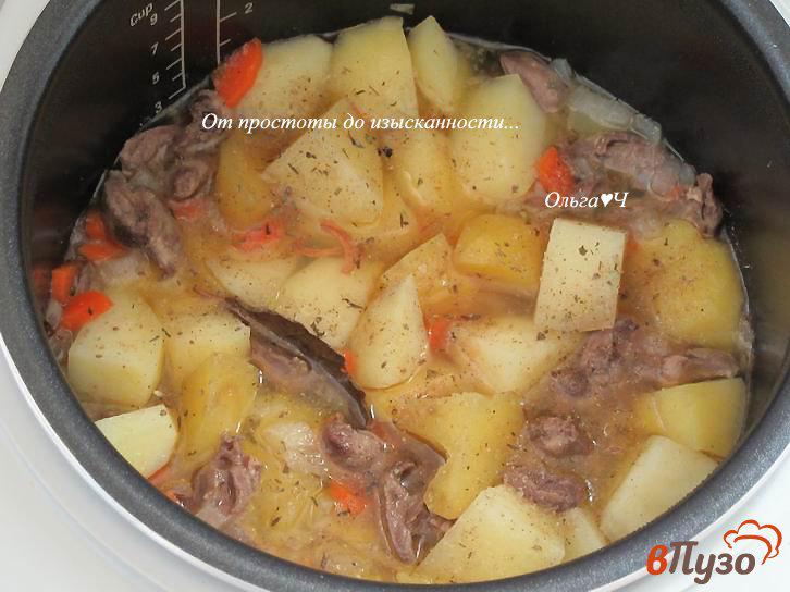 Фото приготовление рецепта: Куриные сердечки с овощами по-гречески (в мультиварке) шаг №4