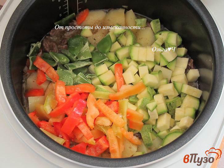 Фото приготовление рецепта: Куриные сердечки с овощами по-гречески (в мультиварке) шаг №5