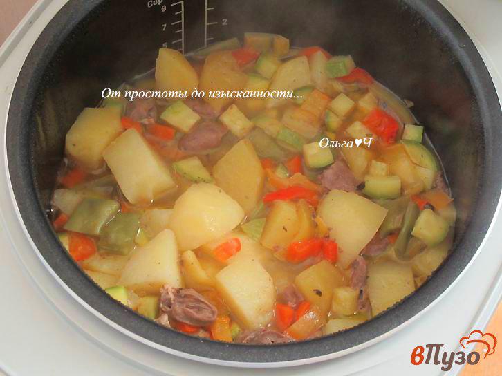 Фото приготовление рецепта: Куриные сердечки с овощами по-гречески (в мультиварке) шаг №6