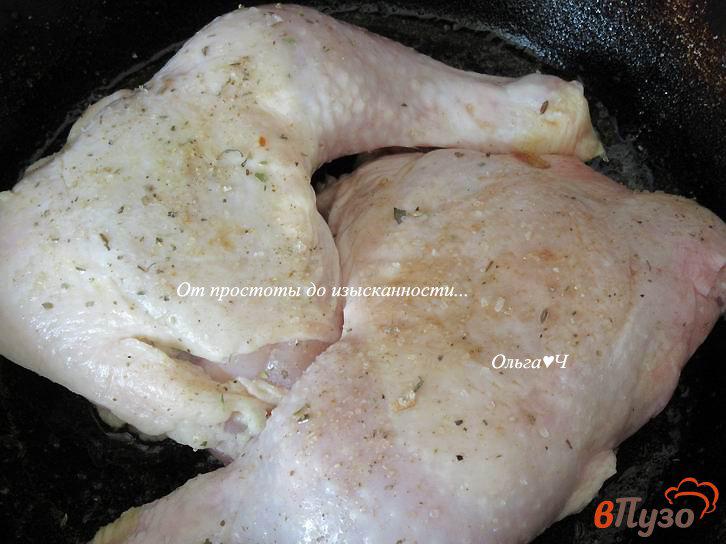 Фото приготовление рецепта: Куриные окорочка под сырно-горчичным соусом с рукколой шаг №4