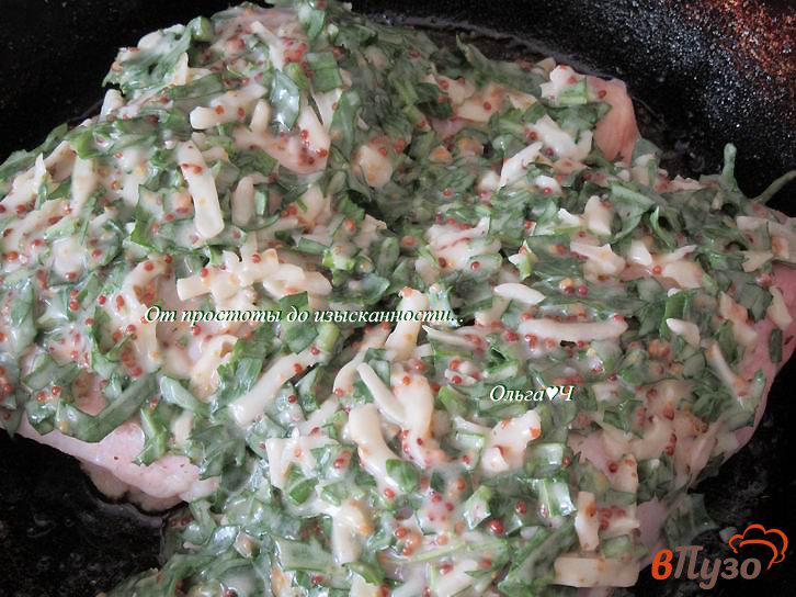 Фото приготовление рецепта: Куриные окорочка под сырно-горчичным соусом с рукколой шаг №5