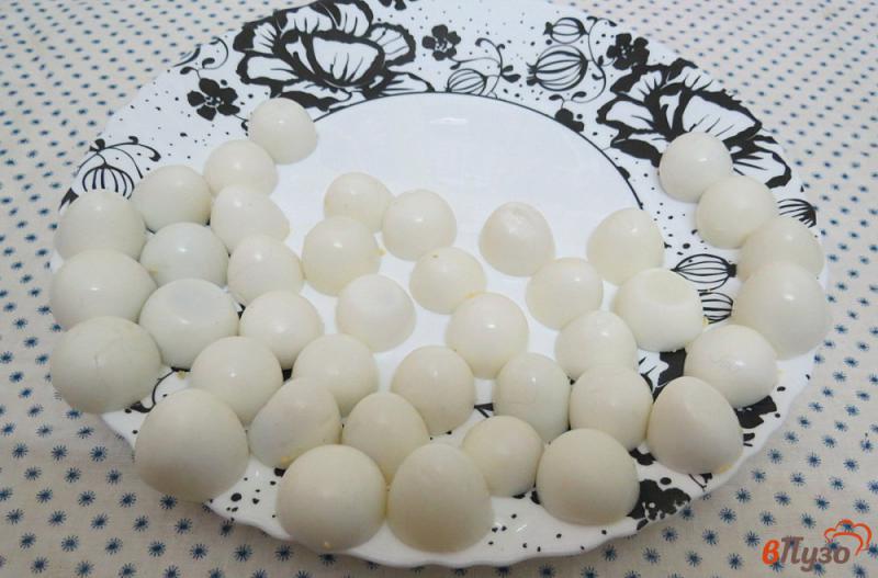Фото приготовление рецепта: Перепелиные яйца фаршированные тунцом (фуршет 2) шаг №2