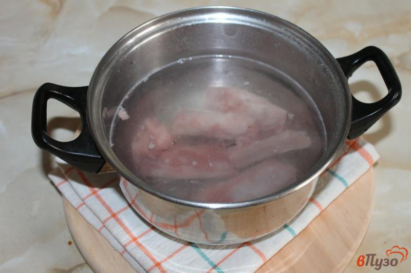 Фото приготовление рецепта: Суп со свиными ребрами и макаронами шаг №1