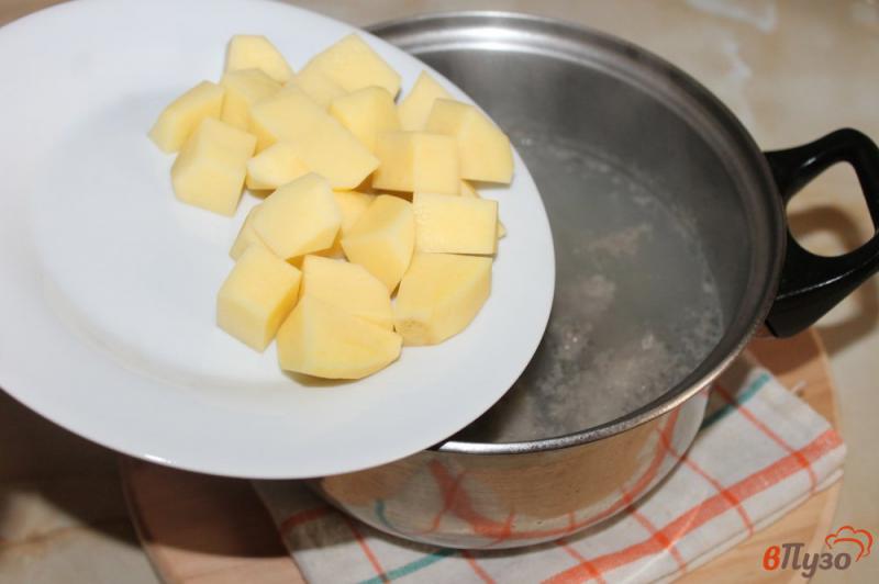 Фото приготовление рецепта: Суп со свиными ребрами и макаронами шаг №2