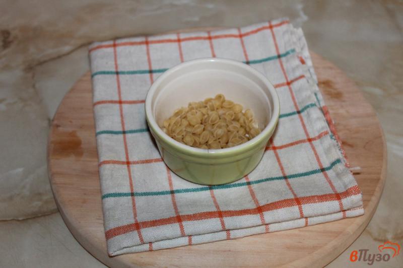 Фото приготовление рецепта: Суп со свиными ребрами и макаронами шаг №5