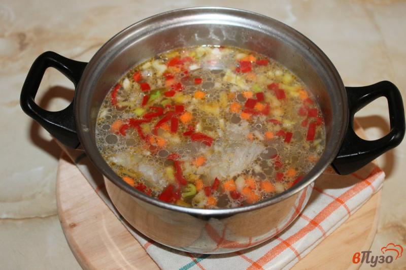 Фото приготовление рецепта: Суп со свиными ребрами и макаронами шаг №4