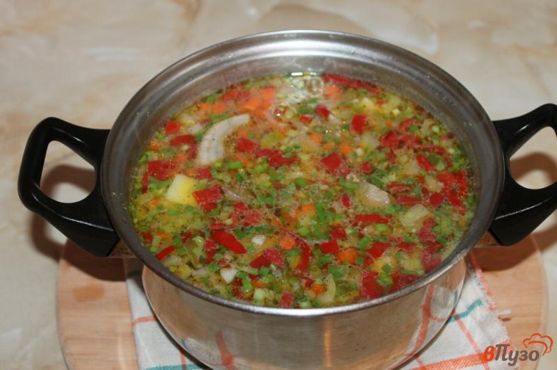 Фото приготовление рецепта: Суп со свиными ребрами и макаронами шаг №6