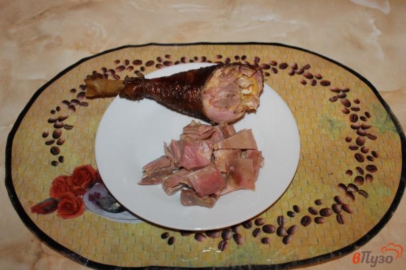 Фото приготовление рецепта: Салат с копченой курицей, оливками и вялеными томатами шаг №1