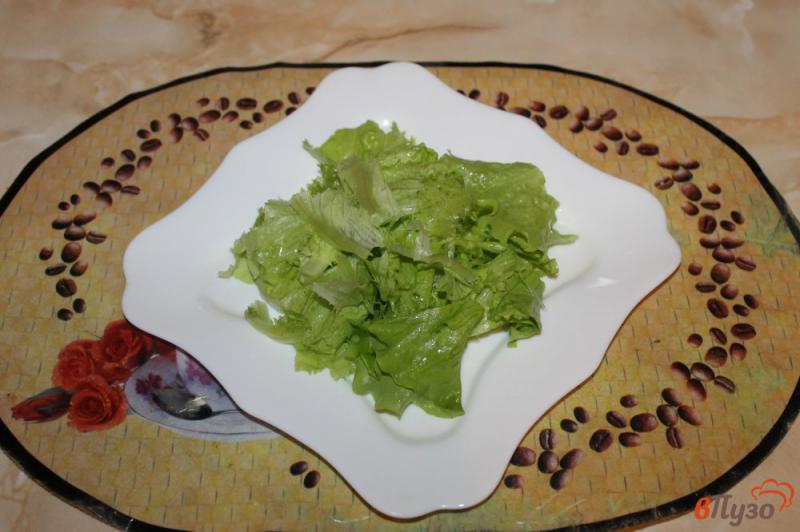 Фото приготовление рецепта: Салат с копченой курицей, оливками и вялеными томатами шаг №2