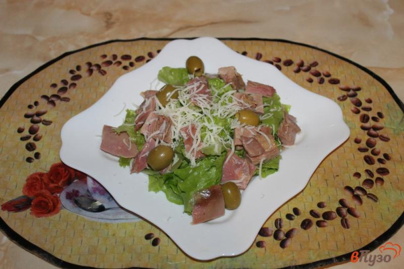 Фото приготовление рецепта: Салат с копченой курицей, оливками и вялеными томатами шаг №4