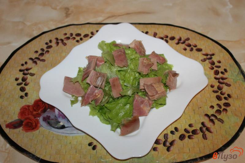 Фото приготовление рецепта: Салат с копченой курицей, оливками и вялеными томатами шаг №3
