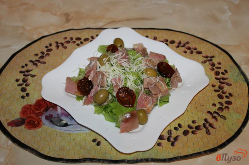 Фото приготовление рецепта: Салат с копченой курицей, оливками и вялеными томатами шаг №5