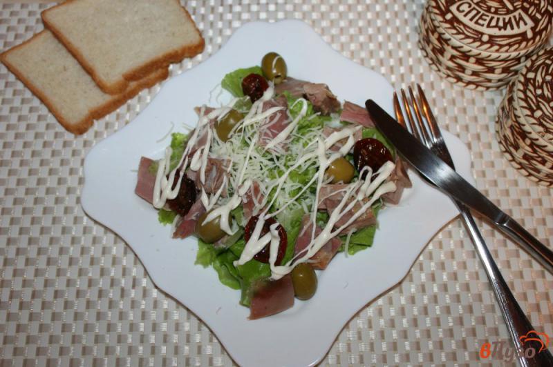 Фото приготовление рецепта: Салат с копченой курицей, оливками и вялеными томатами шаг №6