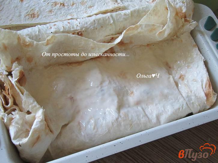 Фото приготовление рецепта: Пирог из лаваша с творогом и вишней шаг №6