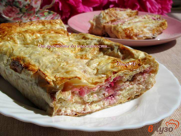 Фото приготовление рецепта: Пирог из лаваша с творогом и вишней шаг №9
