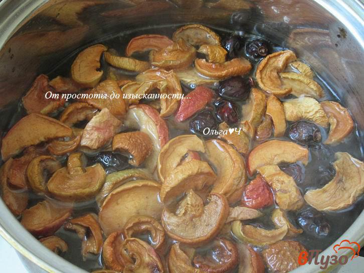 Фото приготовление рецепта: Компот с ревенем, вишней, яблоками и шиповником шаг №1