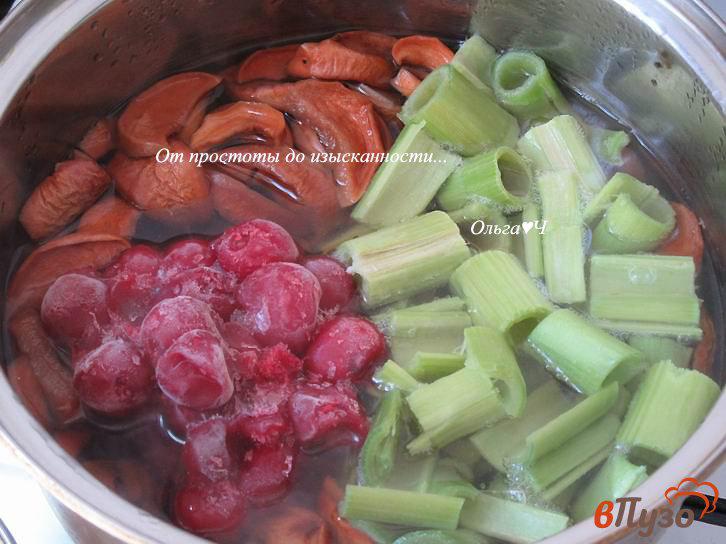 Фото приготовление рецепта: Компот с ревенем, вишней, яблоками и шиповником шаг №2